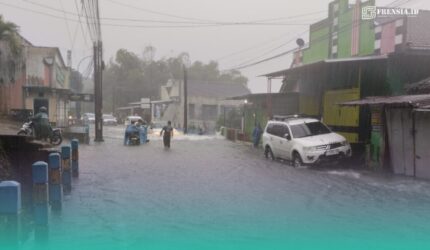 Genanagan air yang membanjiri Jalan Sumatra, di Kabupaten Jember (Foto: Fadli/Frensia).