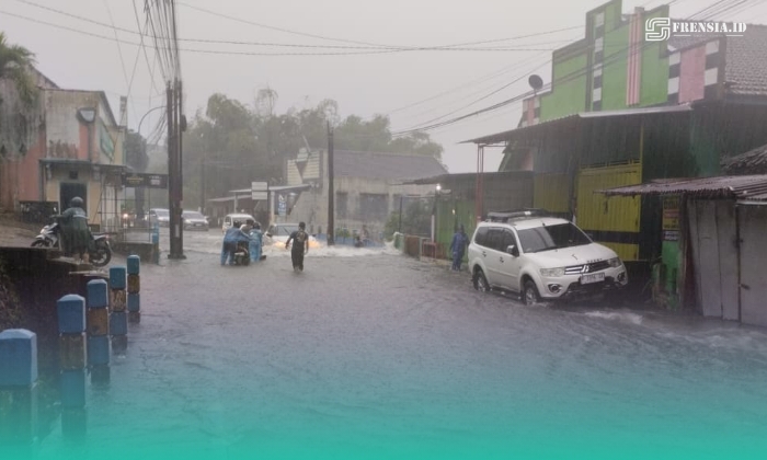 Genanagan air yang membanjiri Jalan Sumatra, di Kabupaten Jember (Foto: Fadli/Frensia). 