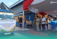 Bupati saat menghadiri penyaluran bantuan pangan di Kantornya Bulog, Cabang Jember, (Foto: Istimewa). 