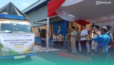 Bupati saat menghadiri penyaluran bantuan pangan di Kantornya Bulog, Cabang Jember, (Foto: Istimewa). 