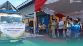 Bupati saat menghadiri penyaluran bantuan pangan di Kantornya Bulog, Cabang Jember, (Foto: Istimewa). 