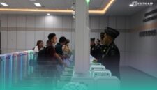 Petugas imigrasi saat melayani paspor di kantor (Foto: Istimewa). 
