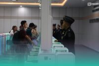 Petugas imigrasi saat melayani paspor di kantor (Foto: Istimewa). 