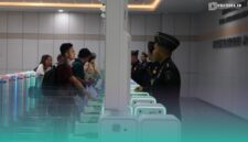 Petugas imigrasi saat melayani paspor di kantor (Foto: Istimewa). 