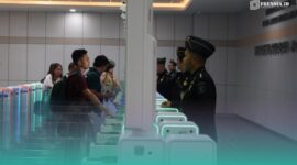 Petugas imigrasi saat melayani paspor di kantor (Foto: Istimewa). 