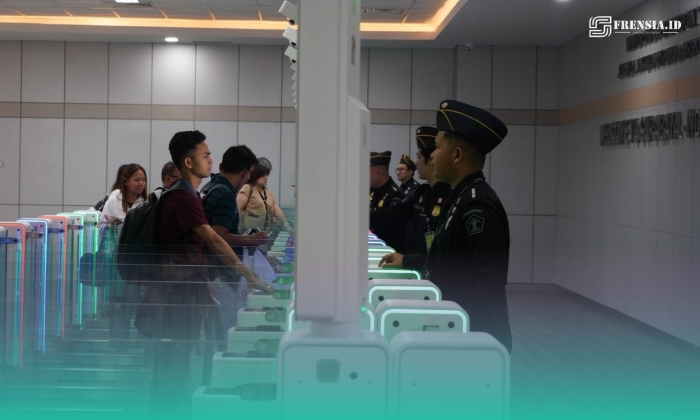 Petugas imigrasi saat melayani paspor di kantor (Foto: Istimewa). 