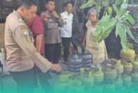 Polisi saat sidak pangkalan gas elpiji (Foto: Istimewa). 