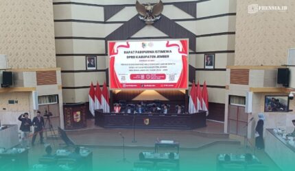 Suasana pelantikan di gedung DPRD Jember (Foto: Istimewa).