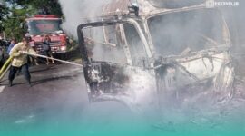 Petugas pemadam kebakaran saat memadamkan api di mobil travel yang terbakar (Foto: Damkarmat Jember). 