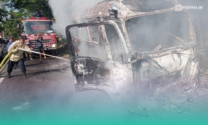 Petugas pemadam kebakaran saat memadamkan api di mobil travel yang terbakar (Foto: Damkarmat Jember). 