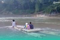 Siswa sekolah meyebrangi sungai saat perjalanan berangkat sekolah. (Foto: Istimewa). 