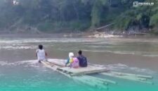 Siswa sekolah meyebrangi sungai saat perjalanan berangkat sekolah. (Foto: Istimewa). 