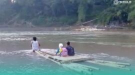 Siswa sekolah meyebrangi sungai saat perjalanan berangkat sekolah. (Foto: Istimewa). 