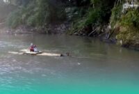 Saat murid sedang berangkat sekolah menaiki perahu rakitan (Foto: Istimewa).
