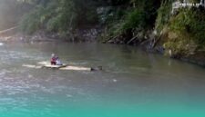 Saat murid sedang berangkat sekolah menaiki perahu rakitan (Foto: Istimewa).
