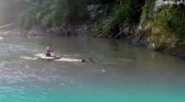 Saat murid sedang berangkat sekolah menaiki perahu rakitan (Foto: Istimewa).