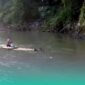 Saat murid sedang berangkat sekolah menaiki perahu rakitan (Foto: Istimewa).