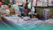 Toko Plastik Budi Makmur di Lantai 2 Pasar Tanjung, Jember (Foto: Fadli/Frensia). 