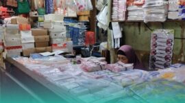 Toko Plastik Budi Makmur di Lantai 2 Pasar Tanjung, Jember (Foto: Fadli/Frensia). 