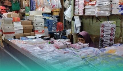 Toko Budi Makmur di Lantai 2 Pasar Tanjung, Jember (Foto: Fadli/Frensia).