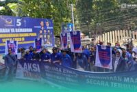 Kader NasDem  Jember saat menggelar aksi damai soal pemberitaan Majalah Tempo (Foto: Sigit/Frensia). 