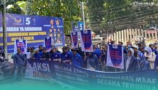 Kader NasDem  Jember saat menggelar aksi damai soal pemberitaan Majalah Tempo (Foto: Sigit/Frensia). 