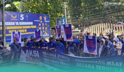 Kader NasDem Jember saat menggelar aksi damai soal pemberitaan Majalah Tempo (Foto: Sigit/Frensia).