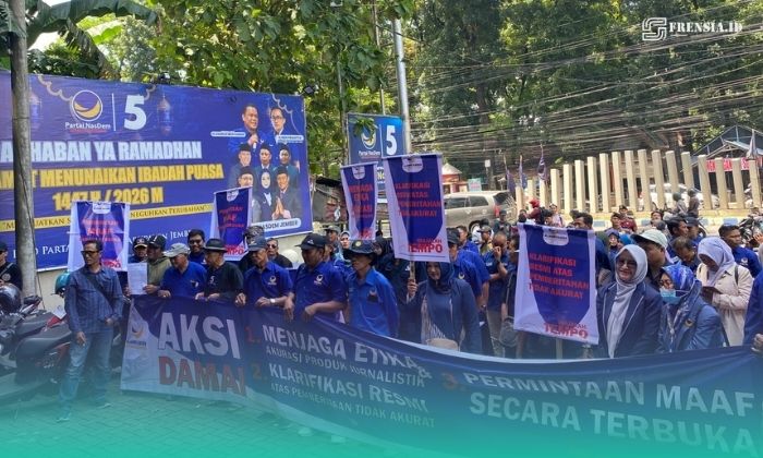 Kader NasDem  Jember saat menggelar aksi damai soal pemberitaan Majalah Tempo (Foto: Sigit/Frensia). 