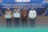 Wakil rektor II UIN KHAS Jember sebagai perwakilan dari kampus, saat menerima penghargaan dari KPPN Jember (Foto: Tim Keuangan UIN KHAS untuk Frensia). 