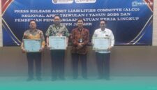 Wakil rektor II UIN KHAS Jember sebagai perwakilan dari kampus, saat menerima penghargaan dari KPPN Jember (Foto: Tim Keuangan UIN KHAS untuk Frensia). 