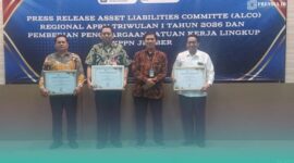 Wakil rektor II UIN KHAS Jember sebagai perwakilan dari kampus, saat menerima penghargaan dari KPPN Jember (Foto: Tim Keuangan UIN KHAS untuk Frensia). 