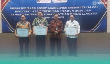 Wakil rektor II UIN KHAS Jember sebagai perwakilan dari kampus, saat menerima penghargaan dari KPPN Jember (Foto: Tim Keuangan UIN KHAS untuk Frensia).