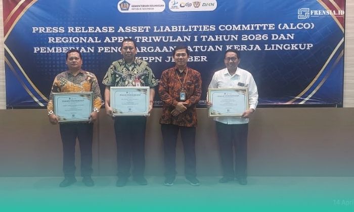 Wakil rektor II UIN KHAS Jember sebagai perwakilan dari kampus, saat menerima penghargaan dari KPPN Jember (Foto: Tim Keuangan UIN KHAS untuk Frensia). 