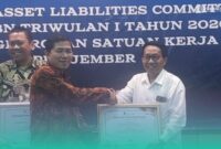 Wakil rektor II UIN KHAS Jember sebagai perwakilan dari kampus, saat menerima penghargaan dari KPPN Jember (Foto: Tim Keuangan UIN KHAS untuk Frensia).
