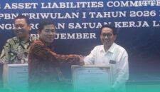 Wakil rektor II UIN KHAS Jember sebagai perwakilan dari kampus, saat menerima penghargaan dari KPPN Jember (Foto: Tim Keuangan UIN KHAS untuk Frensia).