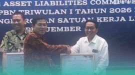 Wakil rektor II UIN KHAS Jember sebagai perwakilan dari kampus, saat menerima penghargaan dari KPPN Jember (Foto: Tim Keuangan UIN KHAS untuk Frensia).