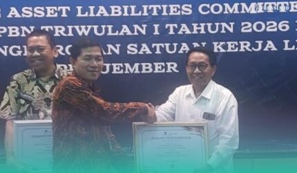 Wakil rektor II UIN KHAS Jember sebagai perwakilan dari kampus, saat menerima penghargaan dari KPPN Jember (Foto: Tim Keuangan UIN KHAS untuk Frensia).