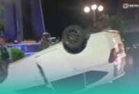 Mobil yang terguling diduga karena sopir banting setir ( Foto: tangkapan video dari berbagai sumber). 
