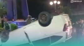 Mobil yang terguling diduga karena sopir banting setir ( Foto: tangkapan video dari berbagai sumber). 