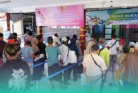 Masyarakat yang sedang antre di pasar murah (Foto: Istimewa). 