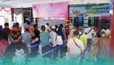 Masyarakat yang sedang antre di pasar murah (Foto: Istimewa).