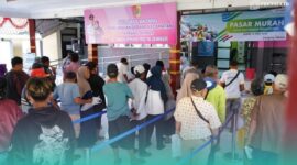 Masyarakat yang sedang antre di pasar murah (Foto: Istimewa). 