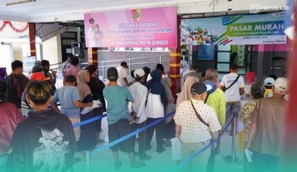 Masyarakat yang sedang antre di pasar murah (Foto: Istimewa).