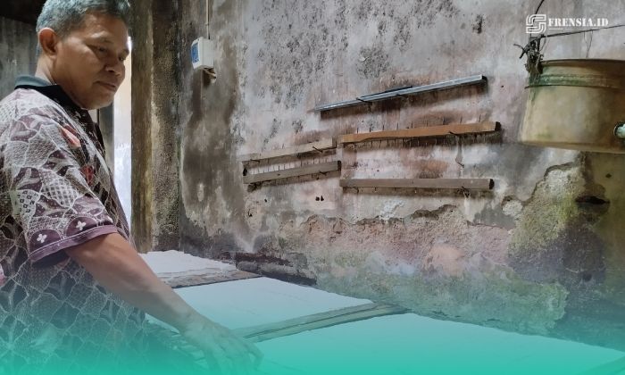 Samsul Arifin, perajin tahu dari Kelurahan Mangli, Kecamatan Kaliwates, Jember (Foto: Fadli/Frensia). 