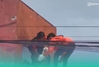 Korban yang tewas tersengat listrik saat dievakuasi Damkar Jember (Foto: Istimewa). 