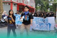 Massa aksi mahasiswa UNEJ saat melakukan aksi solidaritas pada korban pelecehan seksual di kampus (Foto: Fadli/Frensia). 
