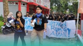 Massa aksi mahasiswa UNEJ saat melakukan aksi solidaritas pada korban pelecehan seksual di kampus (Foto: Fadli/Frensia). 