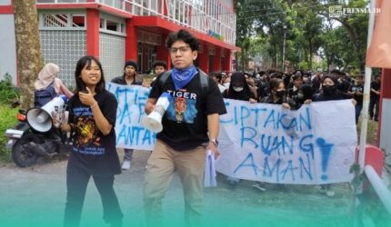 Massa aksi mahasiswa UNEJ saat melakukan aksi solidaritas pada korban pelecehan seksual di kampus (Foto: Fadli/Frensia).