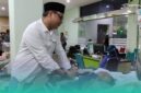 Pj Sekretaris Daerah Kabupaten Jember, Akhmad Helmi Luqman, saat mengunjungi ASN yang sedang dirawat di RSD dr. Soebandi (Foto: Fadli/Frensia).