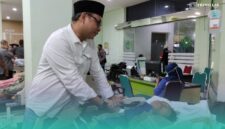 Pj Sekretaris Daerah Kabupaten Jember, Akhmad Helmi Luqman, saat mengunjungi ASN yang sedang dirawat di RSD dr. Soebandi (Foto: Fadli/Frensia).